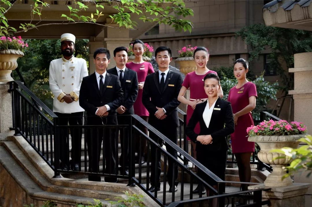 藍(lán)光進(jìn)化論 以“兩只手”卡位現(xiàn)代服務(wù)業(yè)，搶灘萬(wàn)億級(jí)物業(yè)管理藍(lán)海